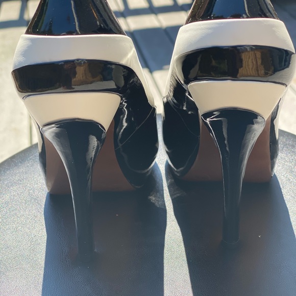 BCBG black and white peep toe pump - Picture 3 of 4